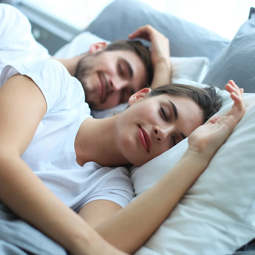 Junges Paar schläft im Bett