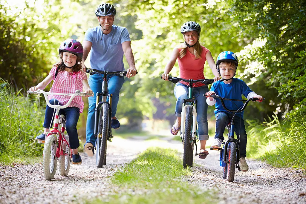 Familie beim Fahrradfahren