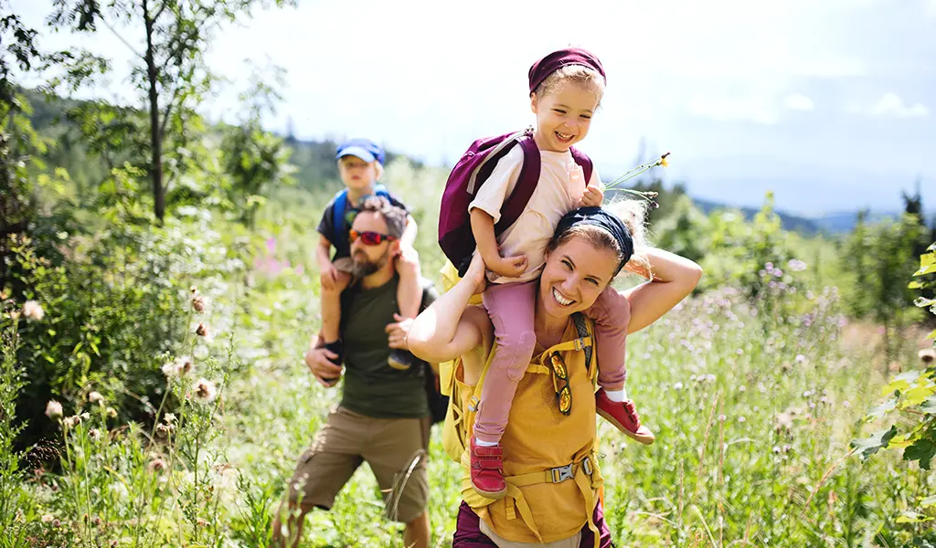 Familie beim Wandern